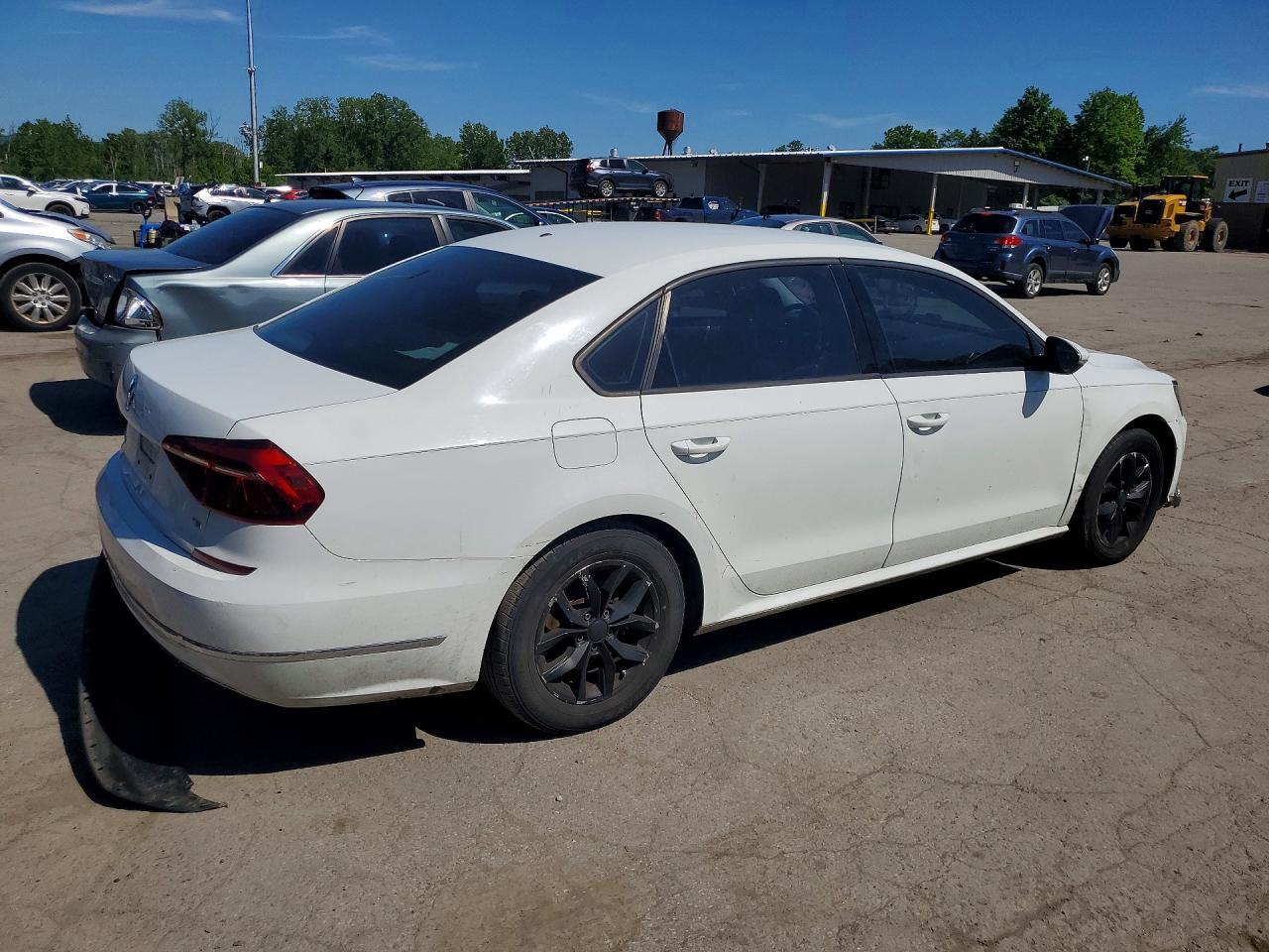 2018 Volkswagen Passat S - Фото 3