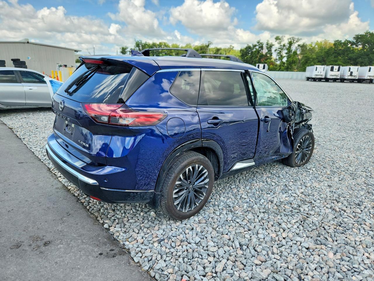 2025 Nissan Rogue Platinum - Image 3