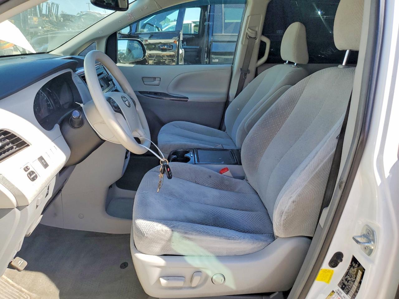 2013 Toyota Sienna Le - Image 7