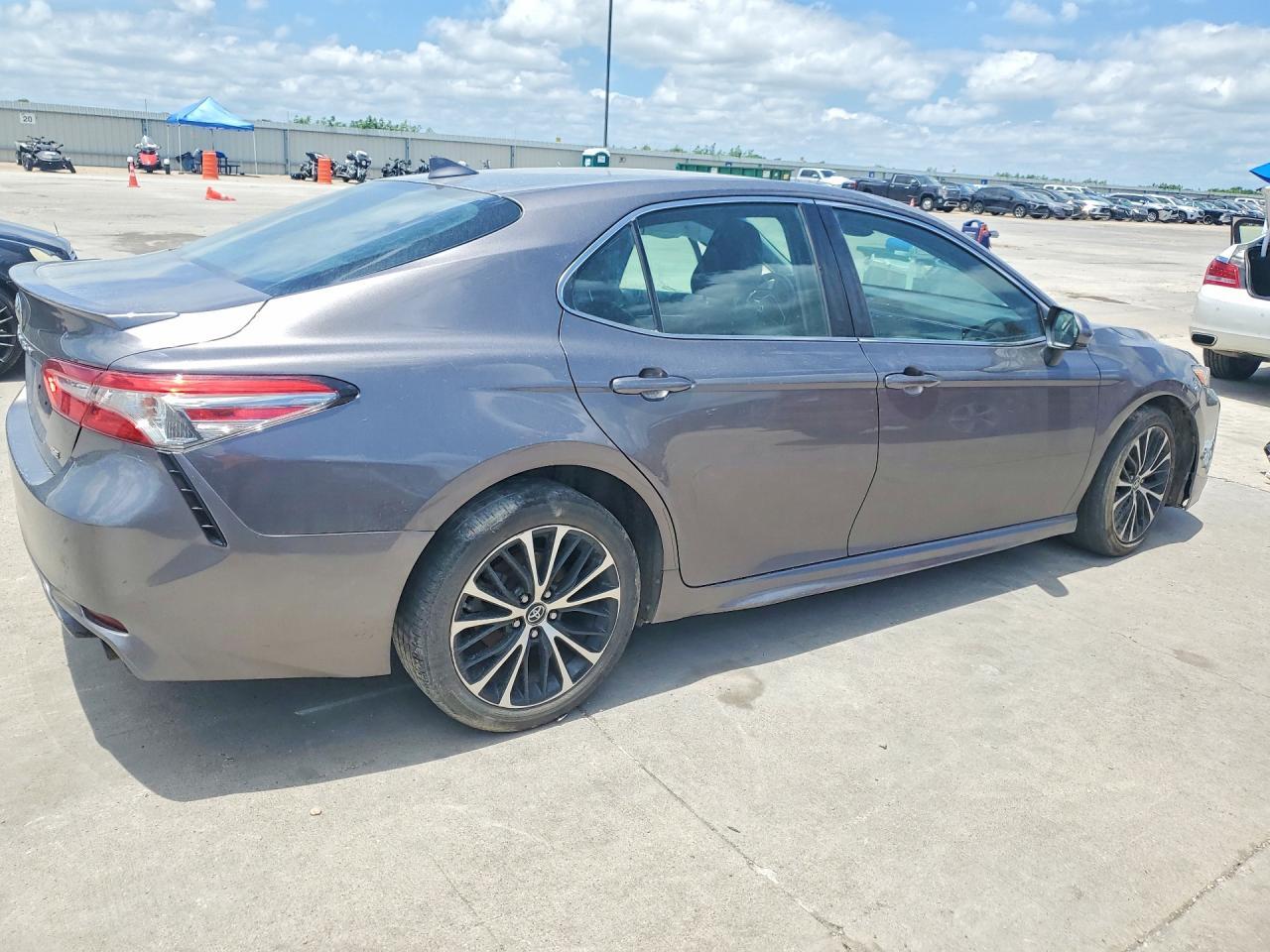 2019 Toyota Camry Se - Фото 3
