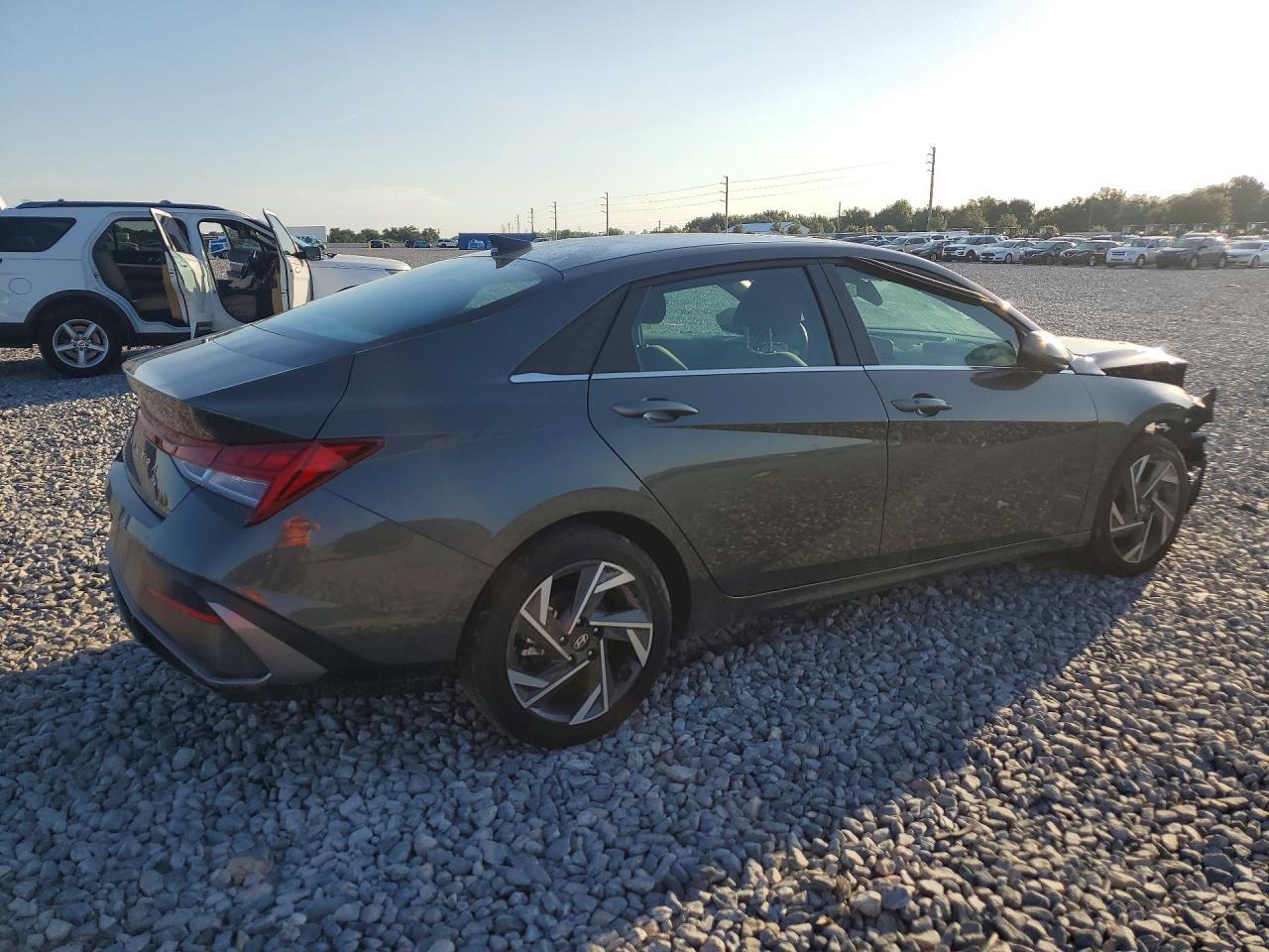 2025 Hyundai Elantra Sel - Image 3