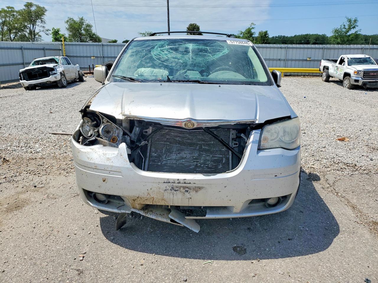 2010 Chrysler Town & Country Touring - Фото 5