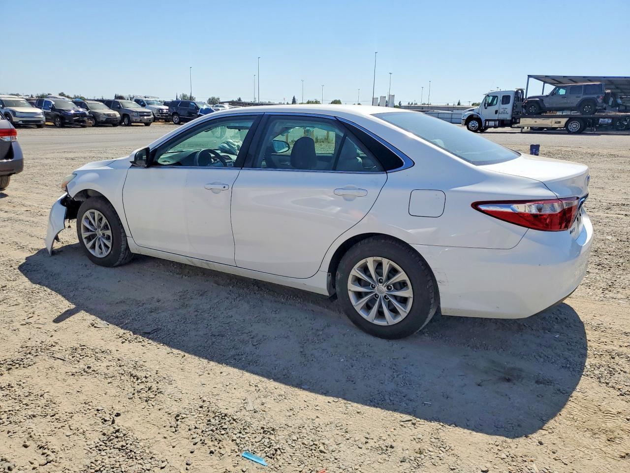 2015 Toyota Camry Le - Фото 2