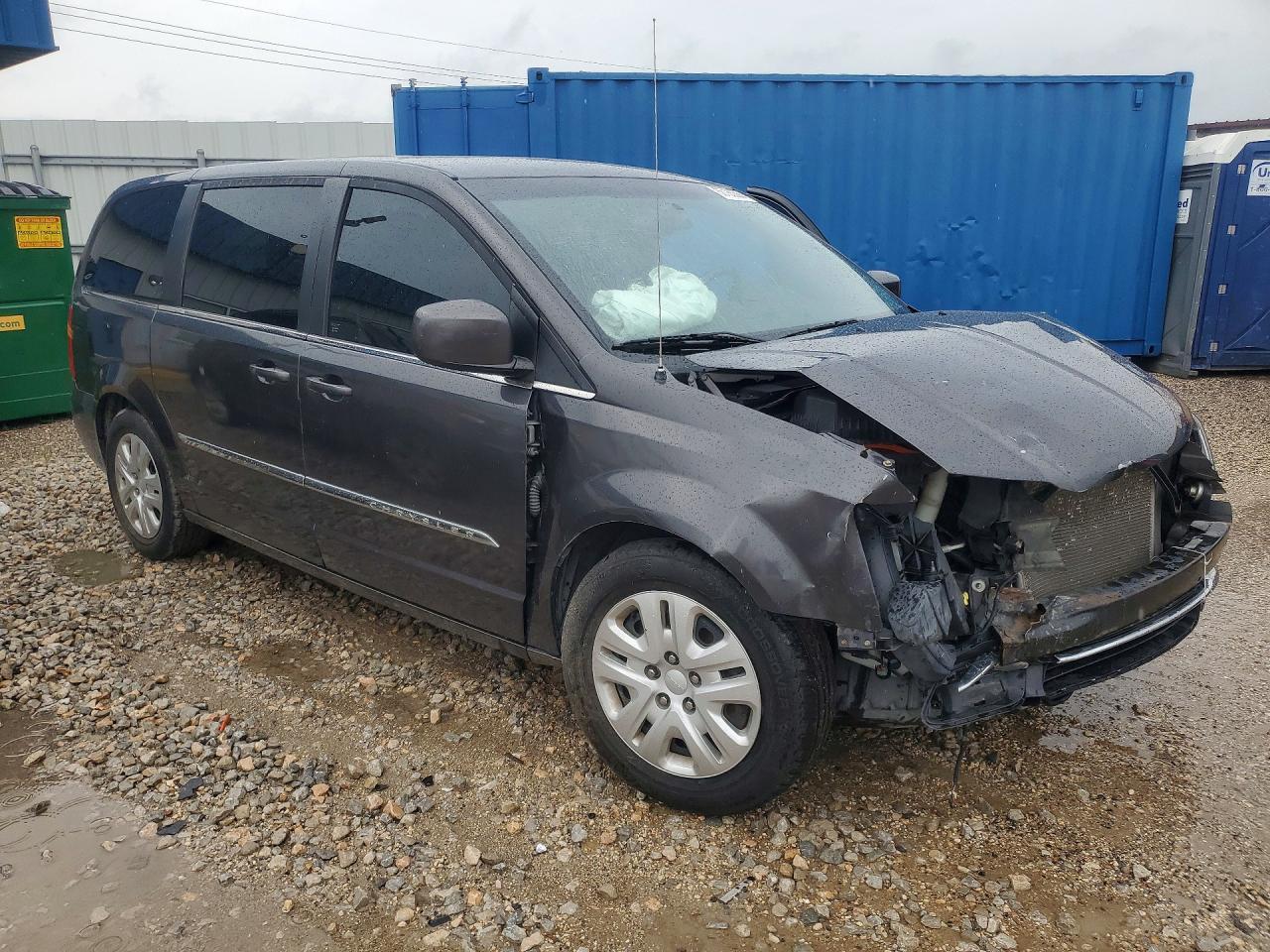2016 Chrysler Town & Country S - Фото 4