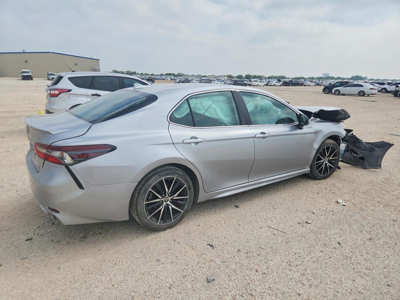 2022 Toyota Camry Se - Фото 3