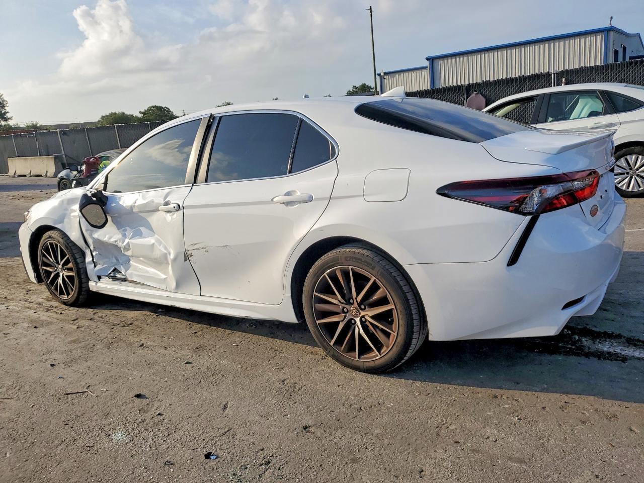 2022 Toyota Camry Se - Фото 2