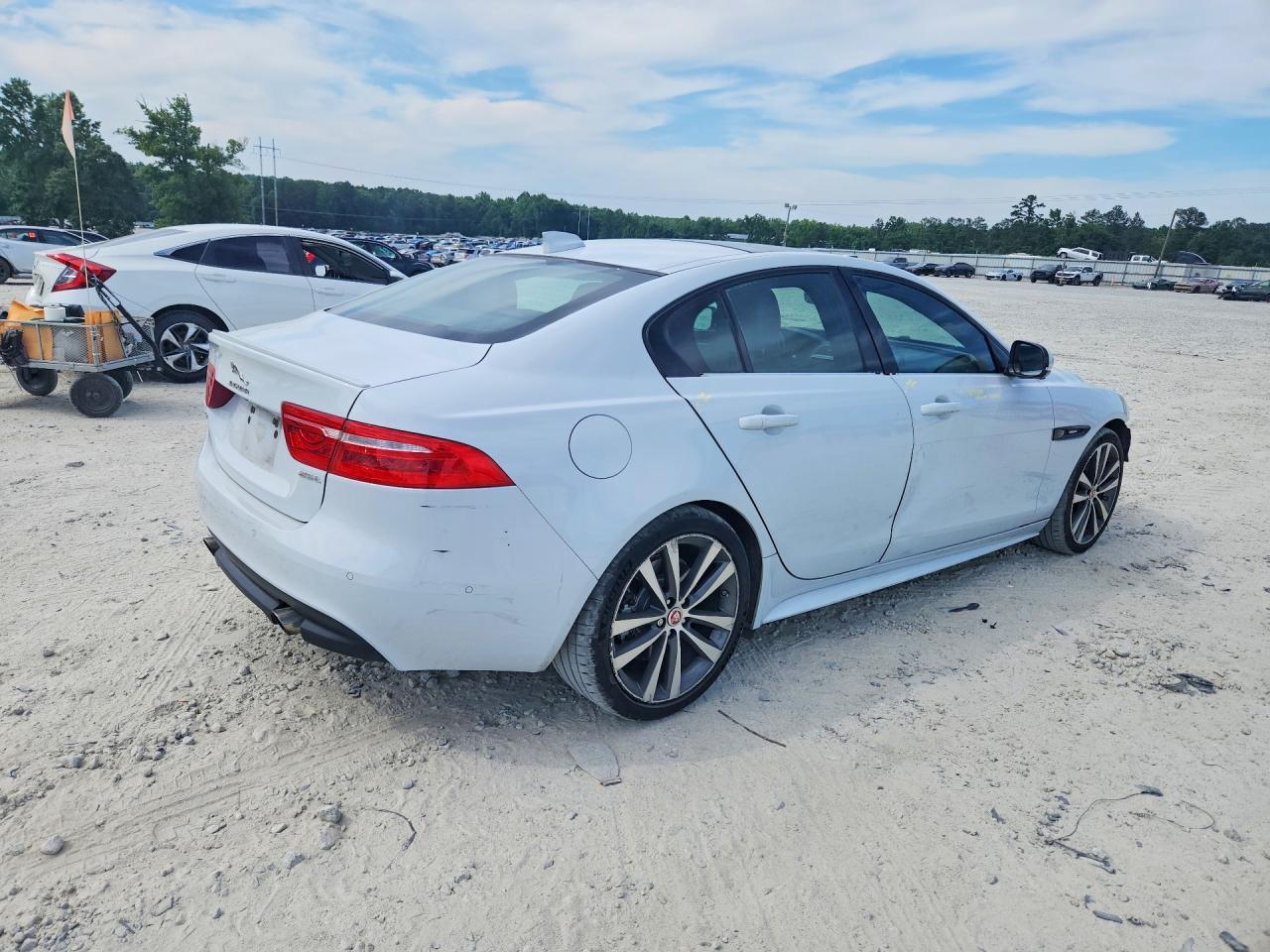 2019 Jaguar Xe - Фото 3