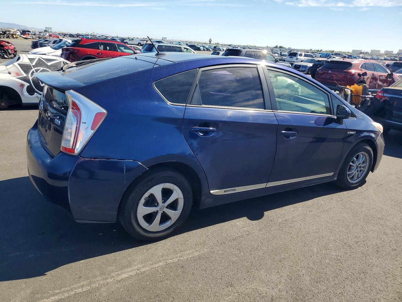2014 Toyota Prius Three - Фото 3