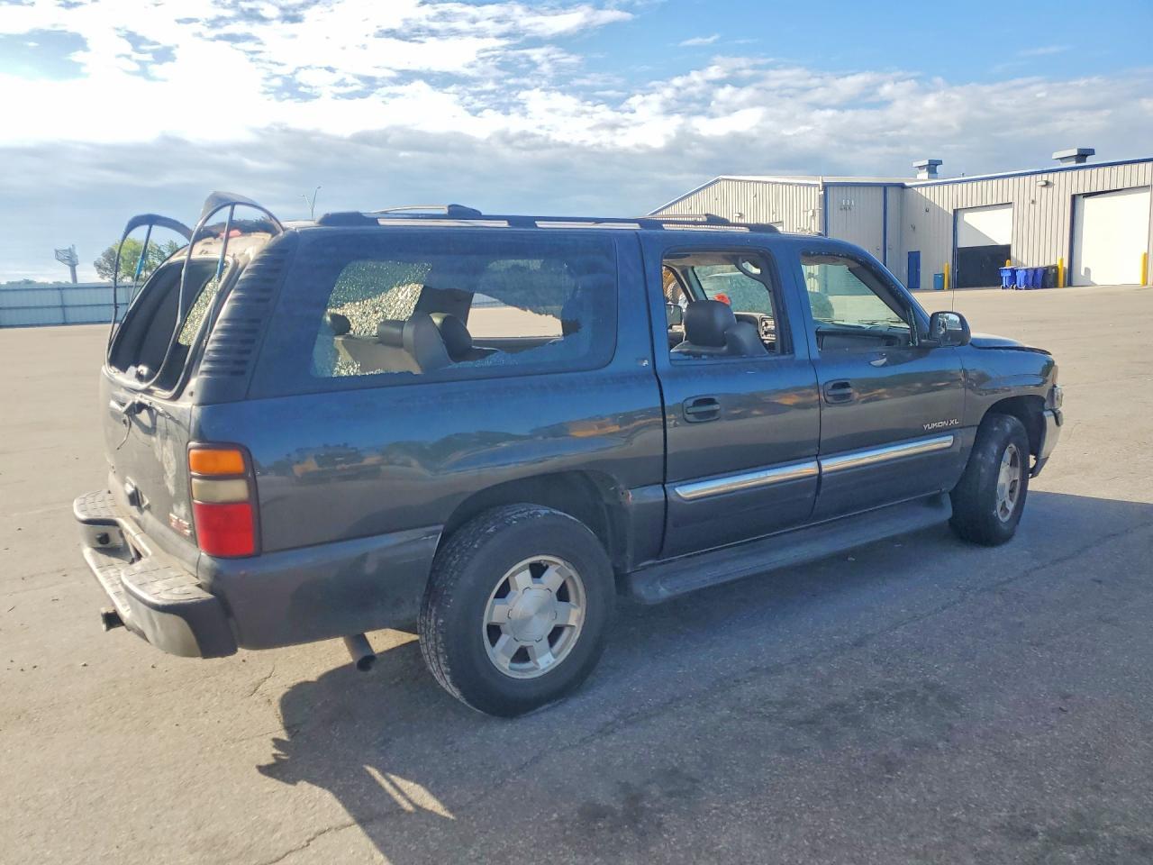 2004 GMC Yukon Xl K1500 - Image 3