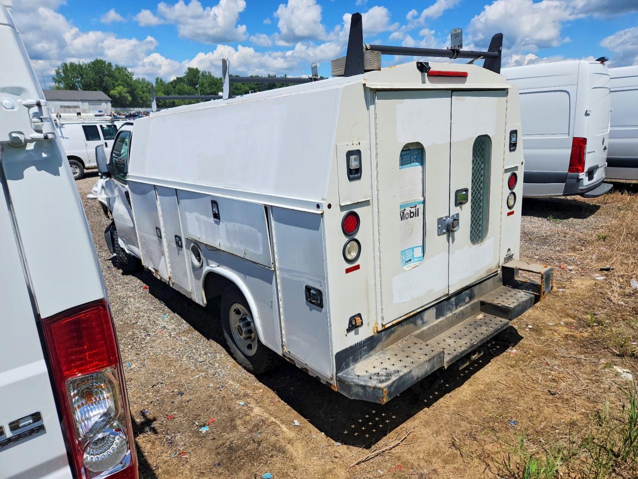 2015 GMC Savana Utility / Service Truck - Image 2