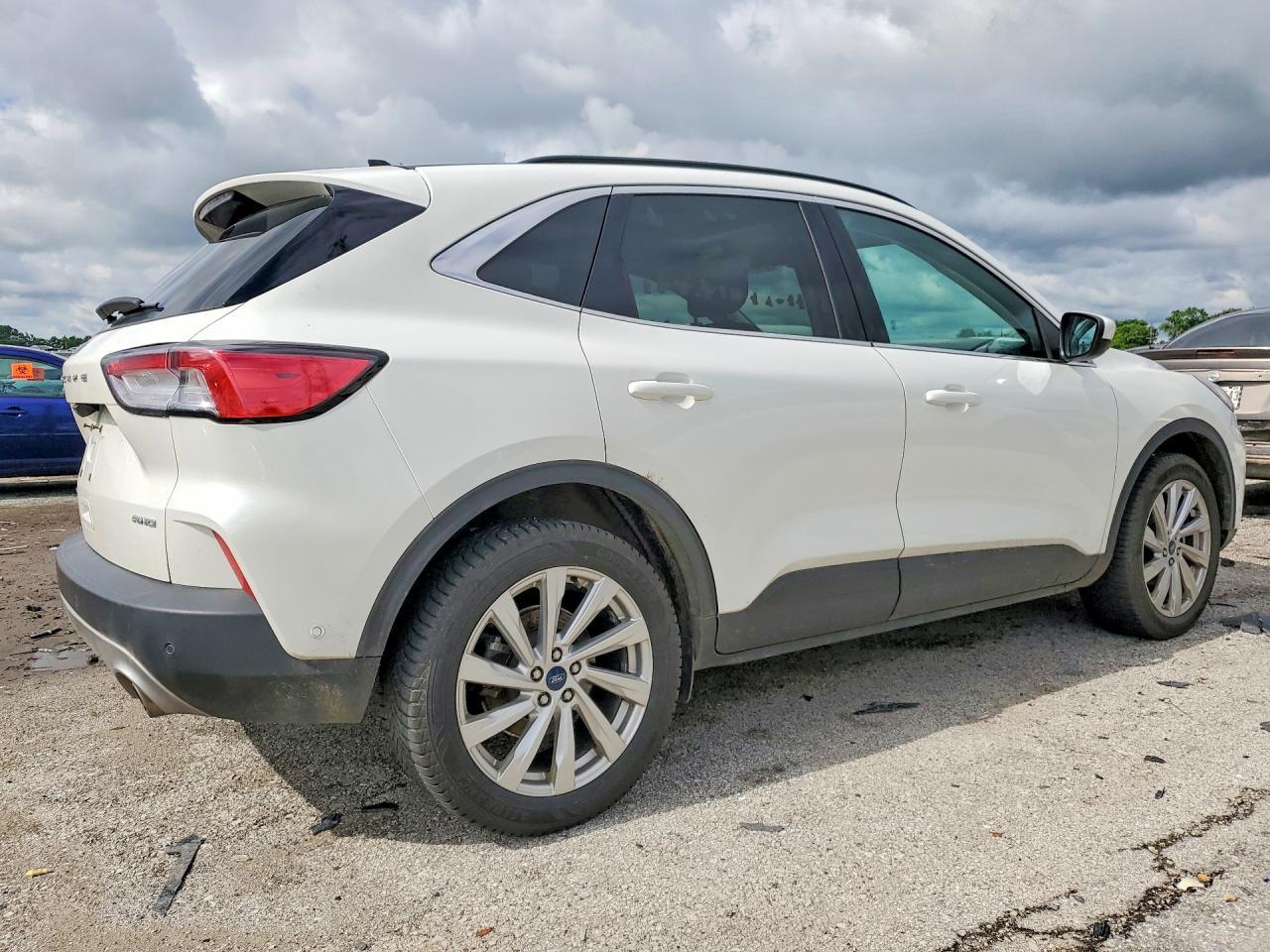 2022 Ford Escape Titanium - Image 3