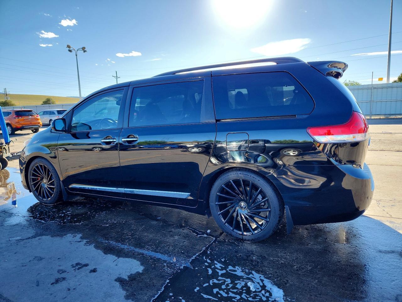 2011 Toyota Sienna Limited 7-Passenger - Фото 2