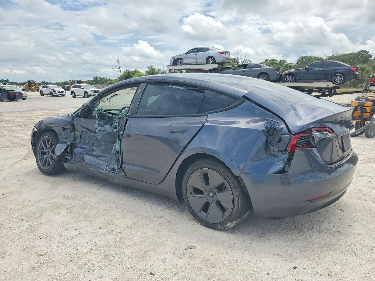 2023 Tesla Model 3 - Фото 2