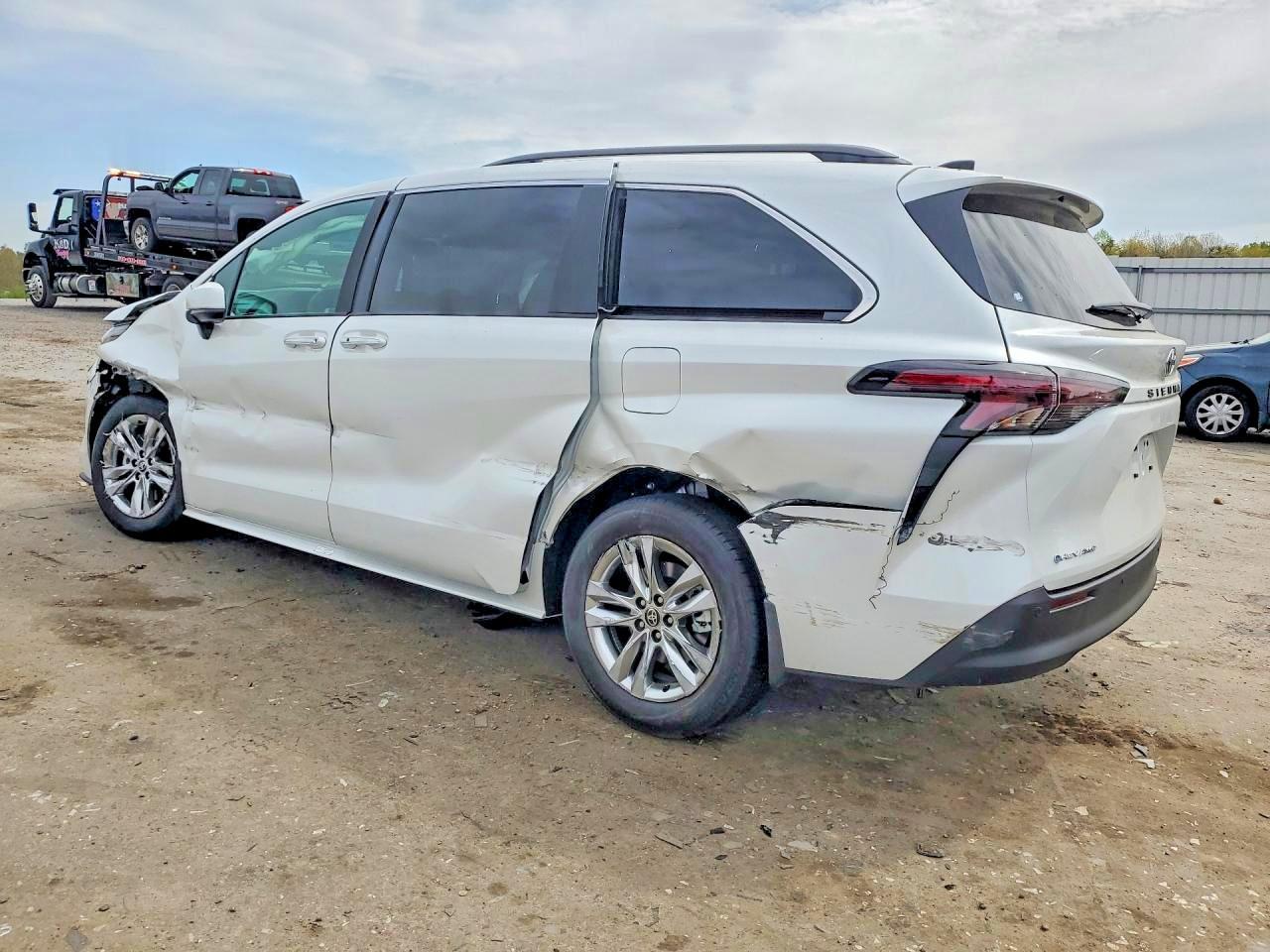 2026 Toyota Sienna Xle 7 Passenger - Image 2