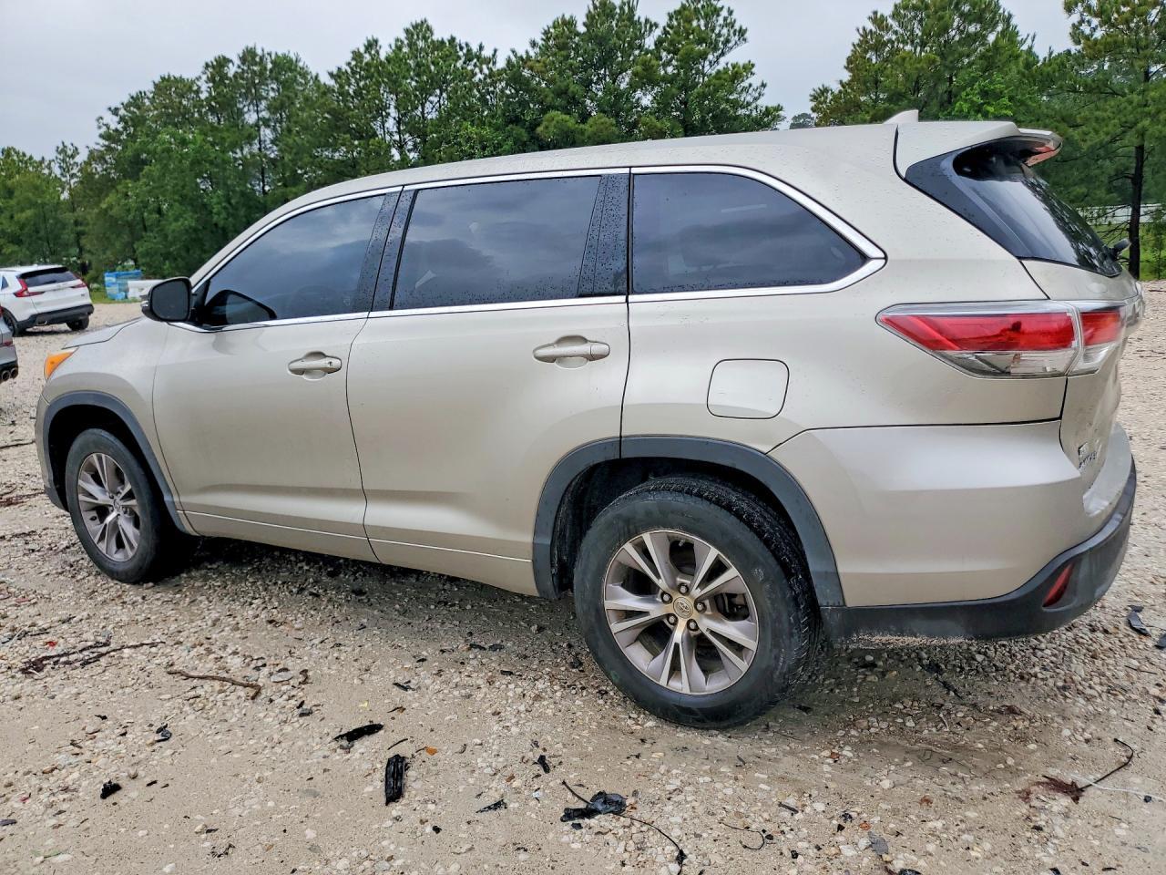 2014 Toyota Highlander Le Plus - Image 2