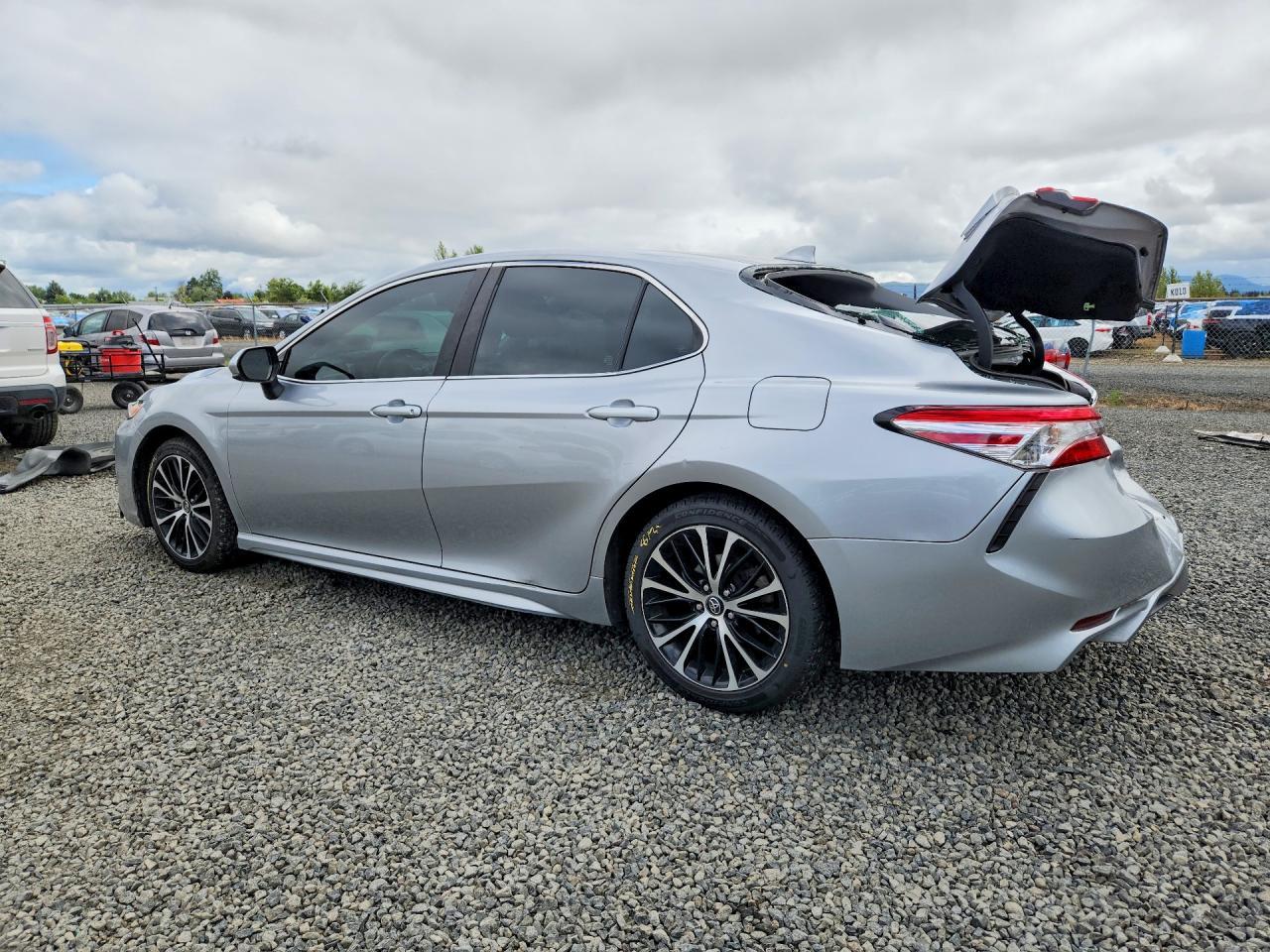 2020 Toyota Camry Se - Фото 2