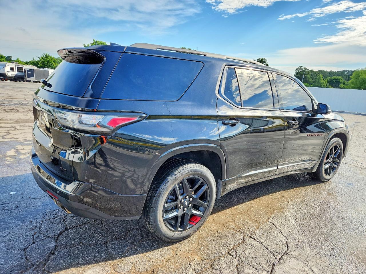2021 Chevrolet Traverse Premier - Фото 3