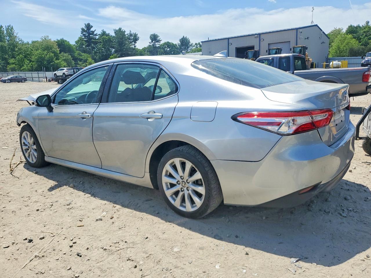 2020 Toyota Camry Le - Фото 2