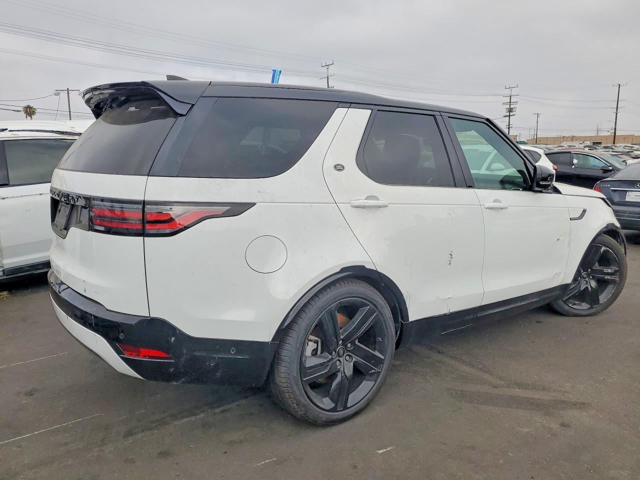 2023 Land Rover Discovery Hse R-Dynamic - Image 3