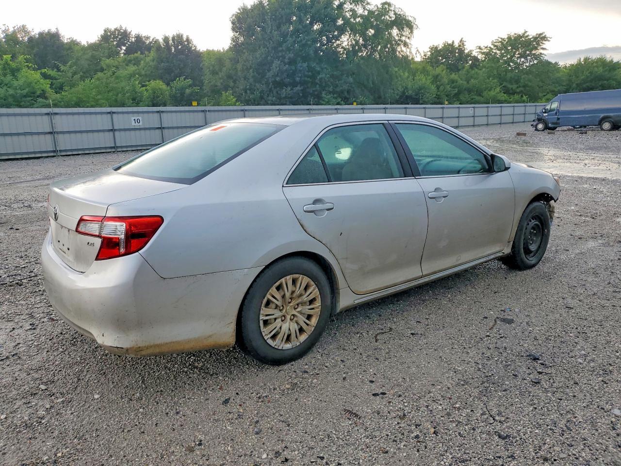 2014 Toyota Camry Le - Image 3