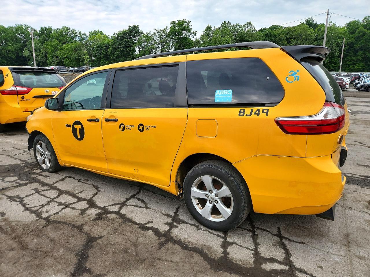 2016 Toyota Sienna Le - Image 2
