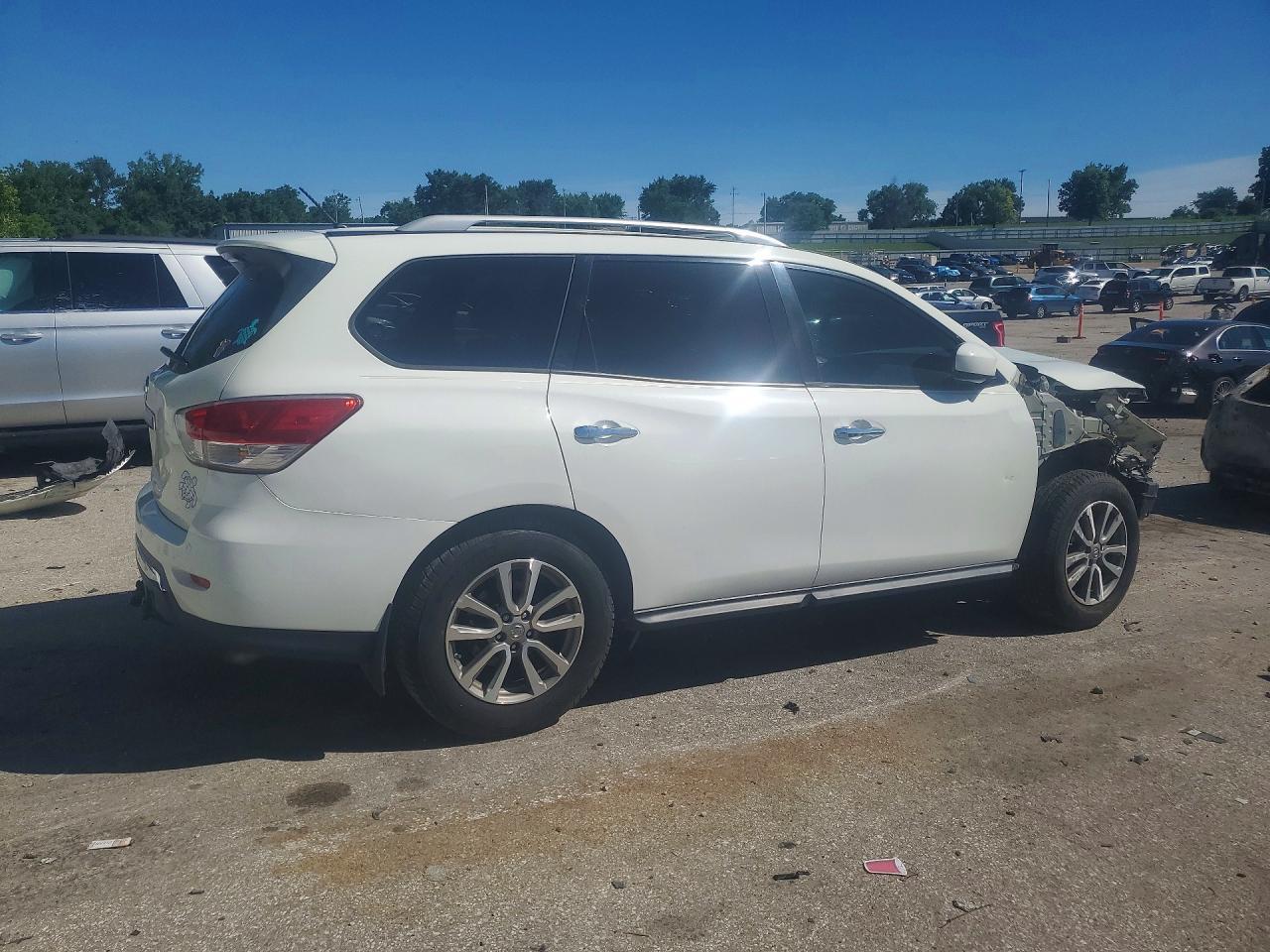 2016 Nissan Pathfinder S - Image 3