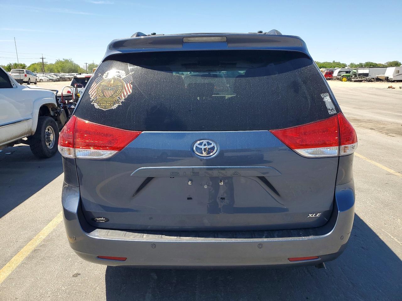 2014 Toyota Sienna Xle 8-Passenger - Image 6