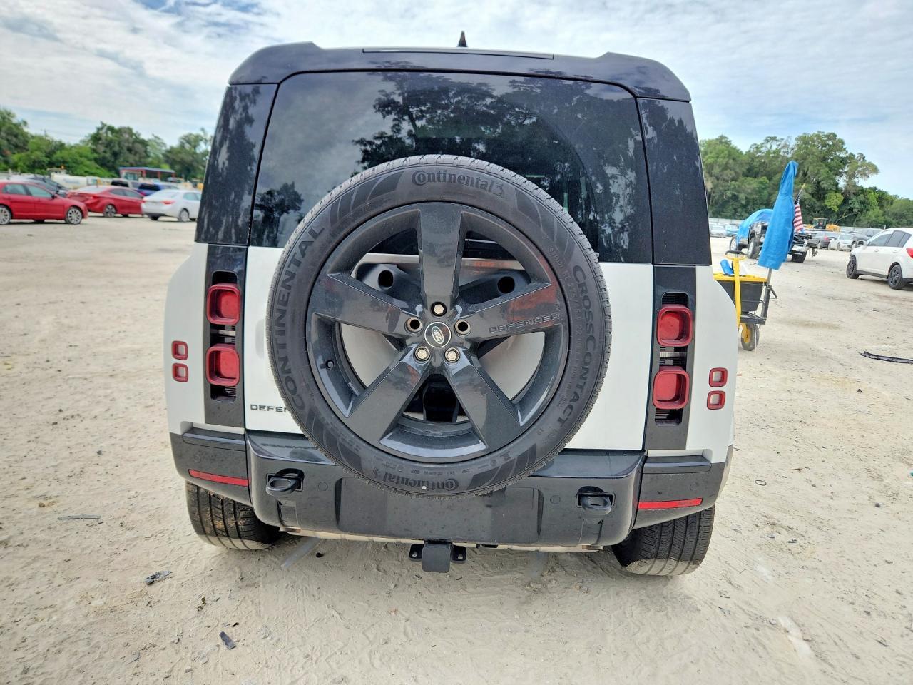 2025 Land Rover Defender 110 X-Dynamic Se - Фото 6