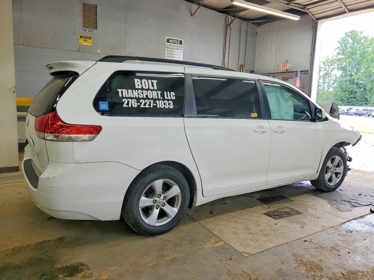 2011 Toyota Sienna Le - Фото 3