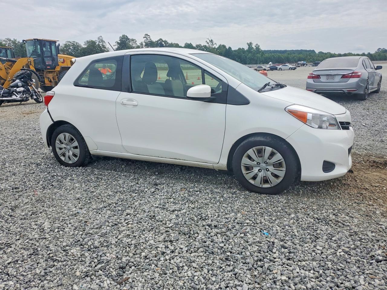 2012 Toyota Yaris 3-Door L - Image 4