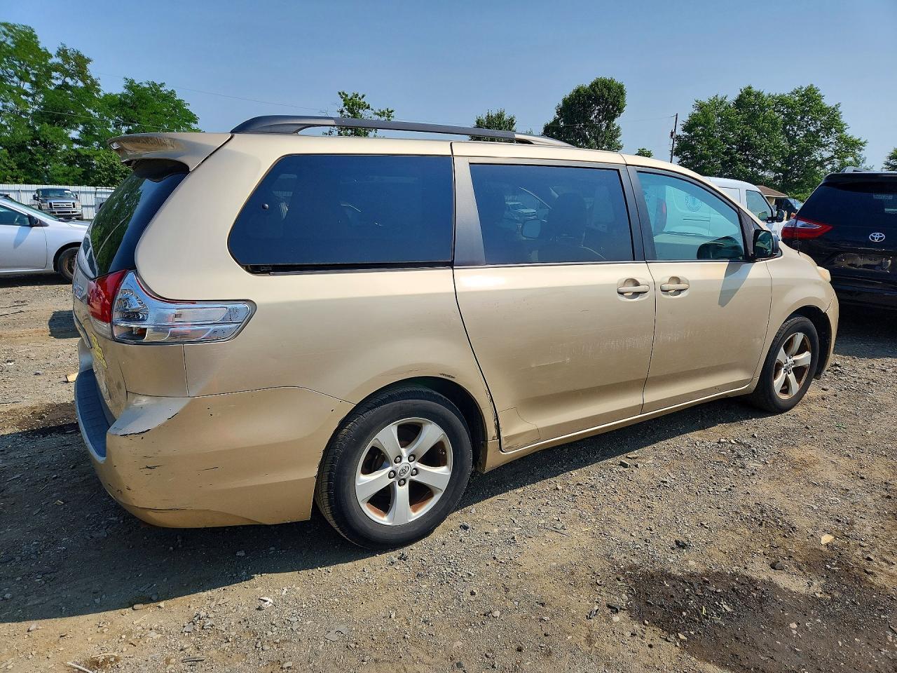 2012 Toyota Sienna Le - Image 3