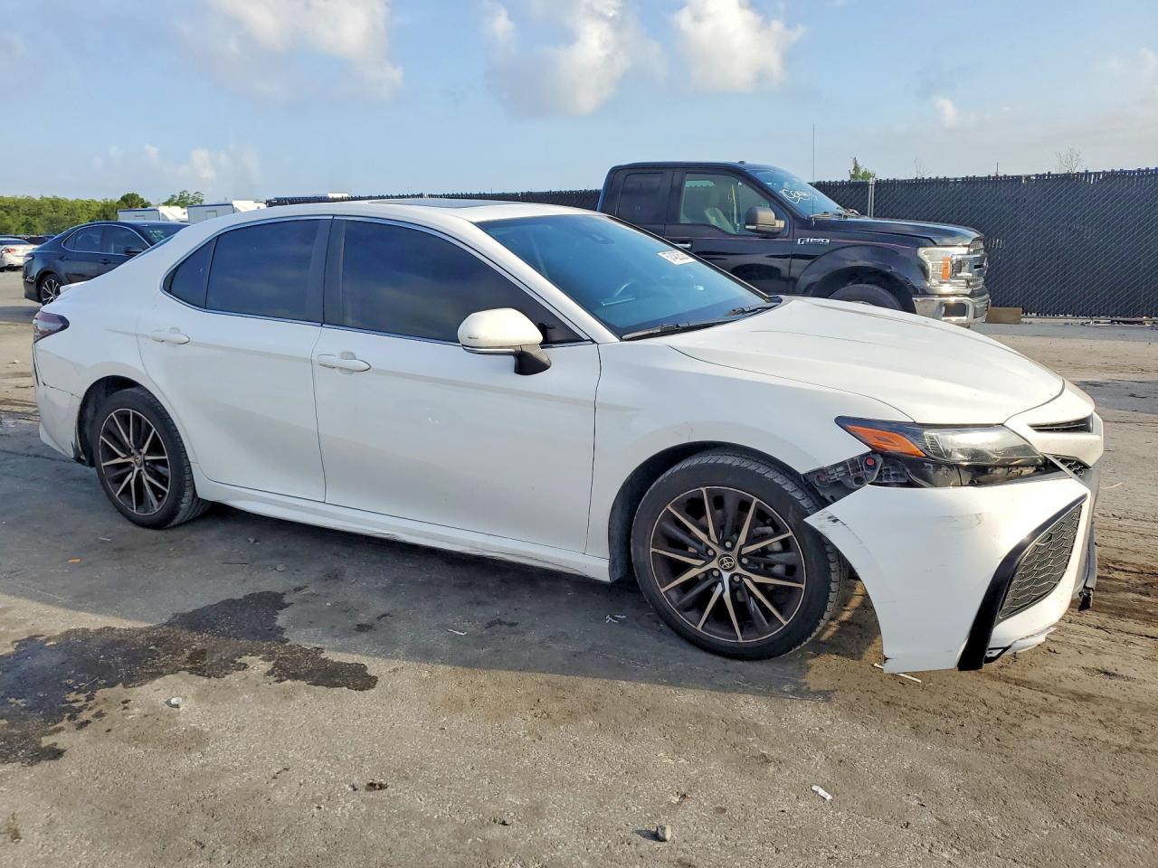 2022 Toyota Camry Se - Фото 4