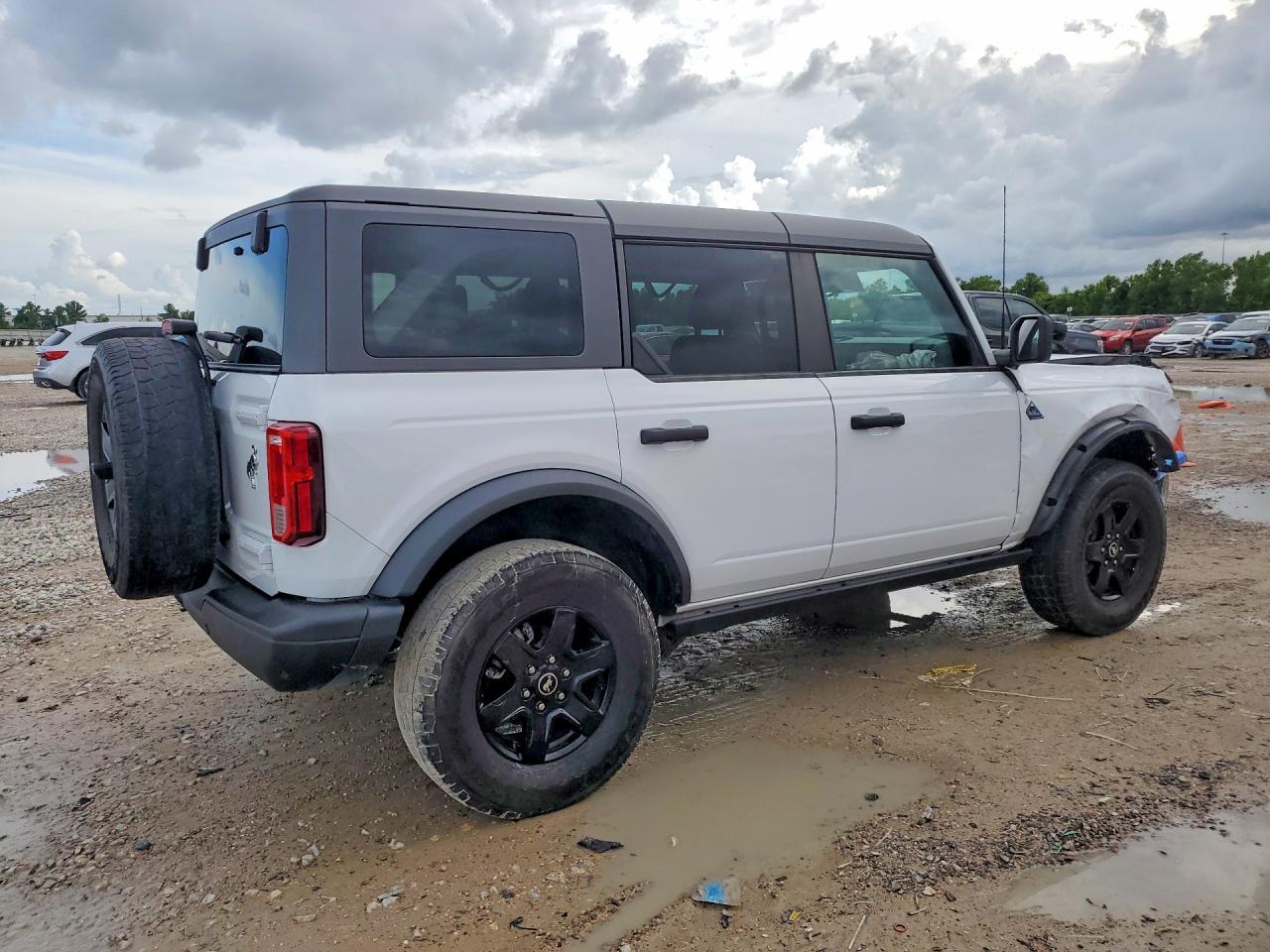 2024 Ford Bronco Black Diamond - Image 3