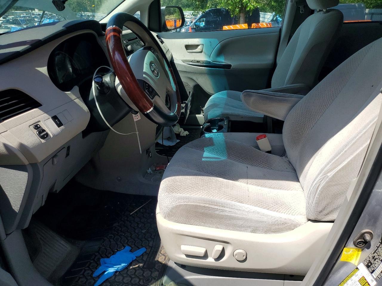2012 Toyota Sienna Le - Фото 7