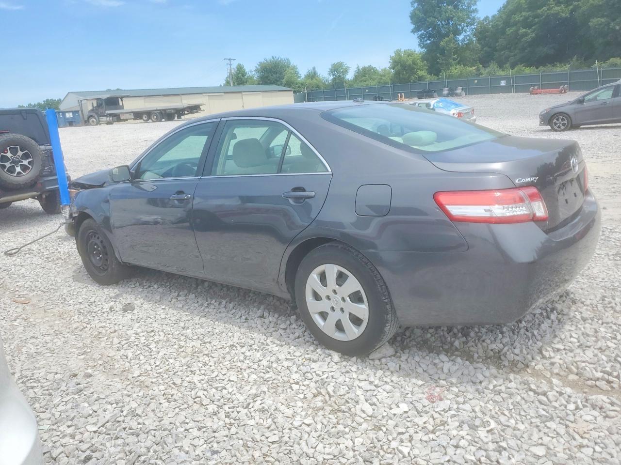 2010 Toyota Camry Le - Фото 2