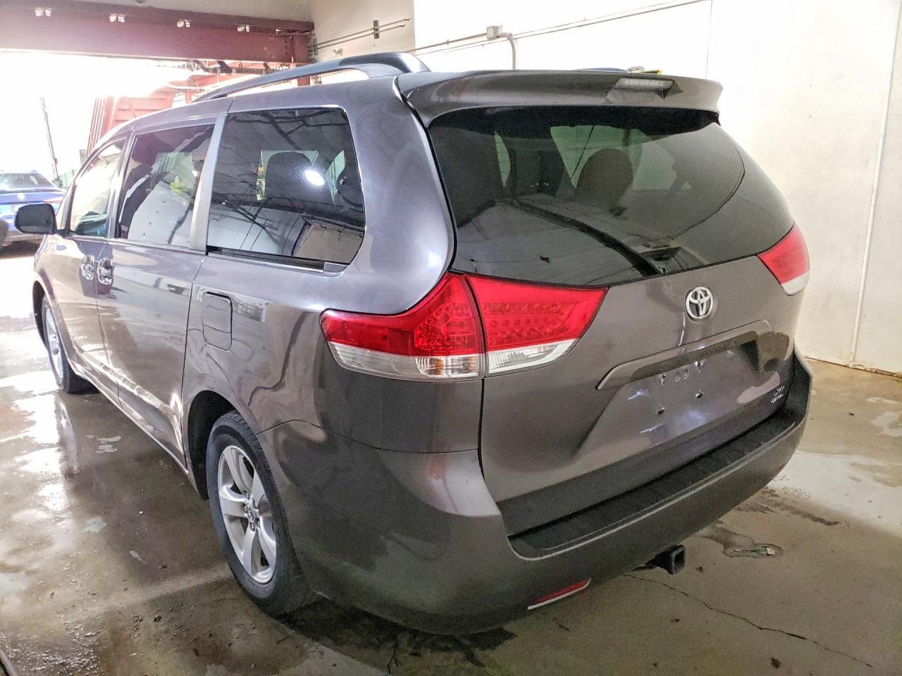 2014 Toyota Sienna Xle 7-Passenger - Фото 2