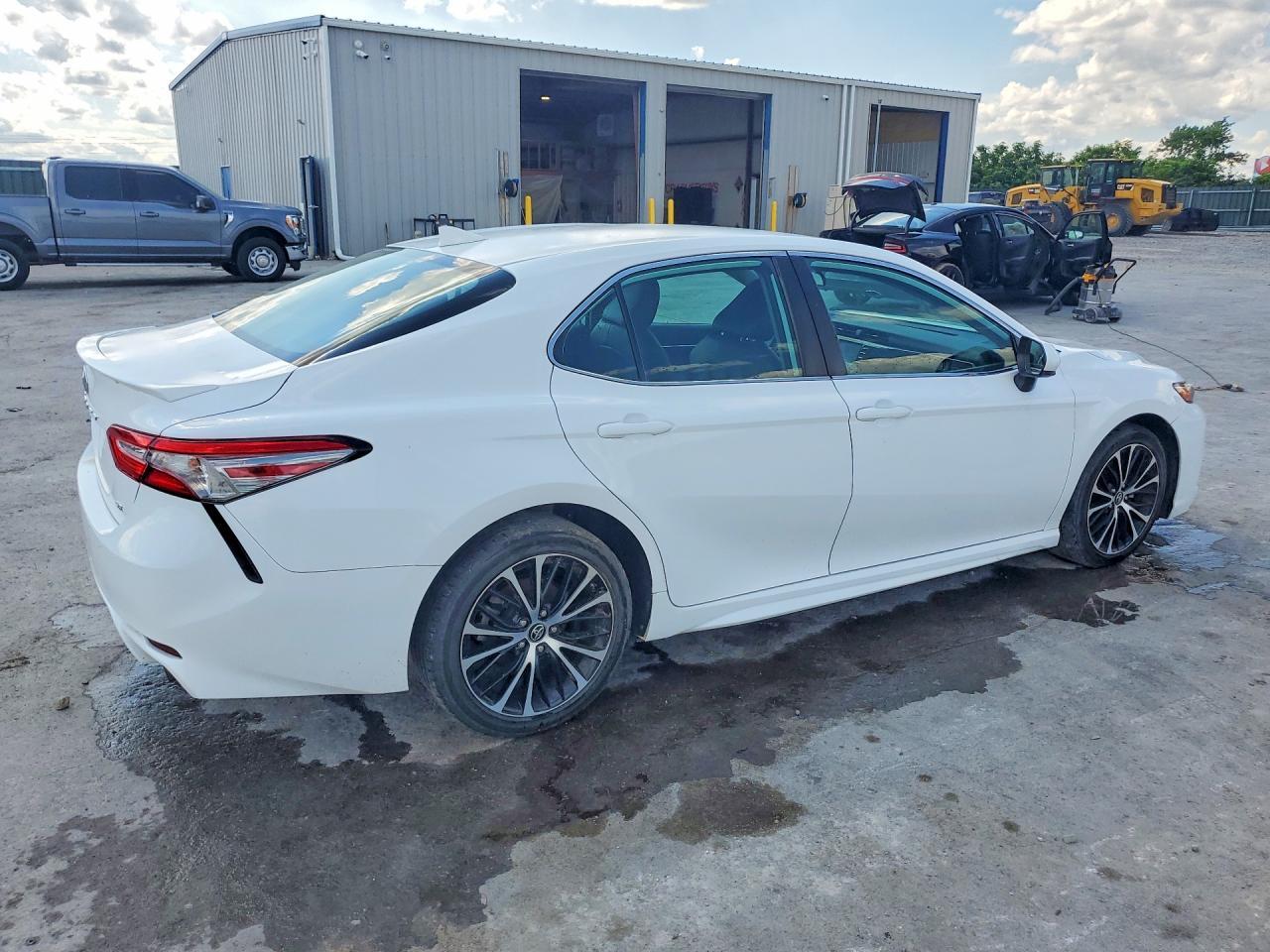 2019 Toyota Camry Se - Image 3