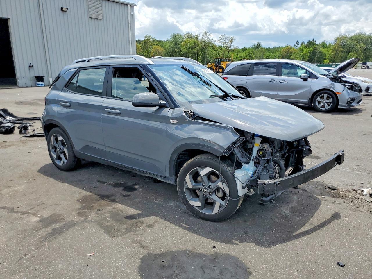 2022 Hyundai Venue Sel - Image 4