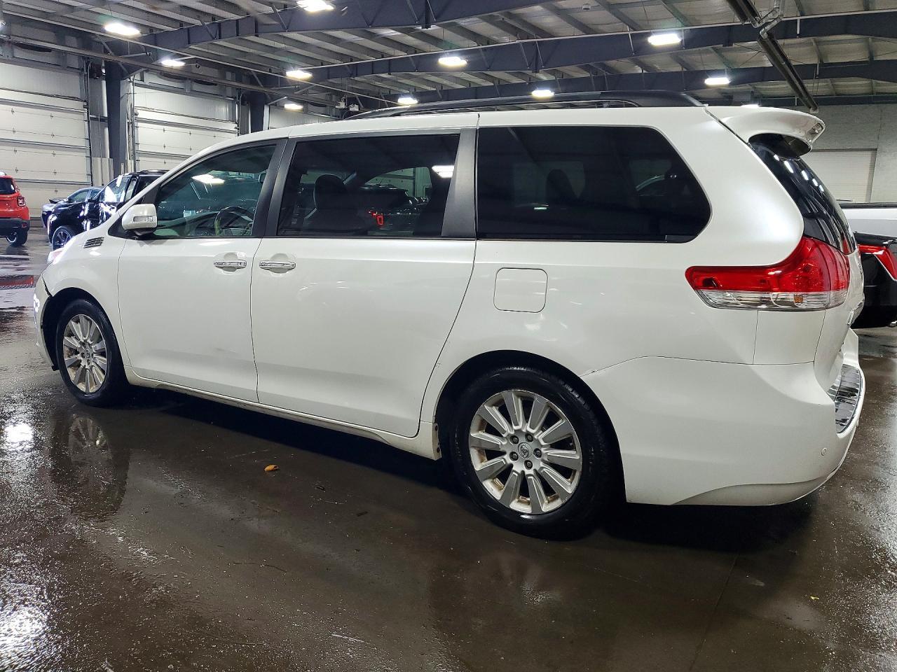 2013 Toyota Sienna Limited 7-Passenger - Фото 2