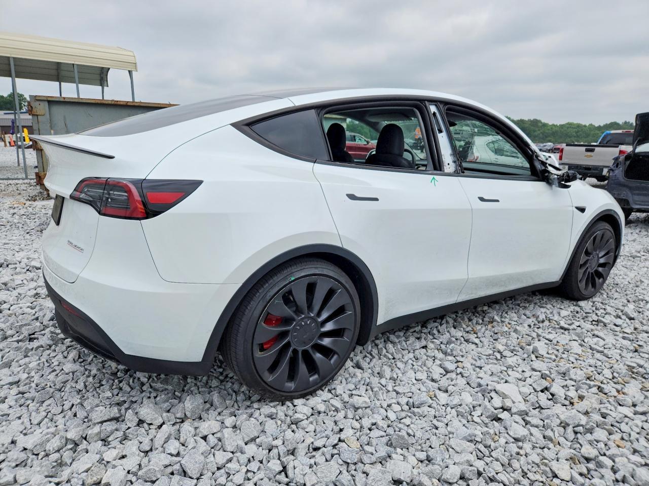 2025 Tesla Model Y - Фото 3