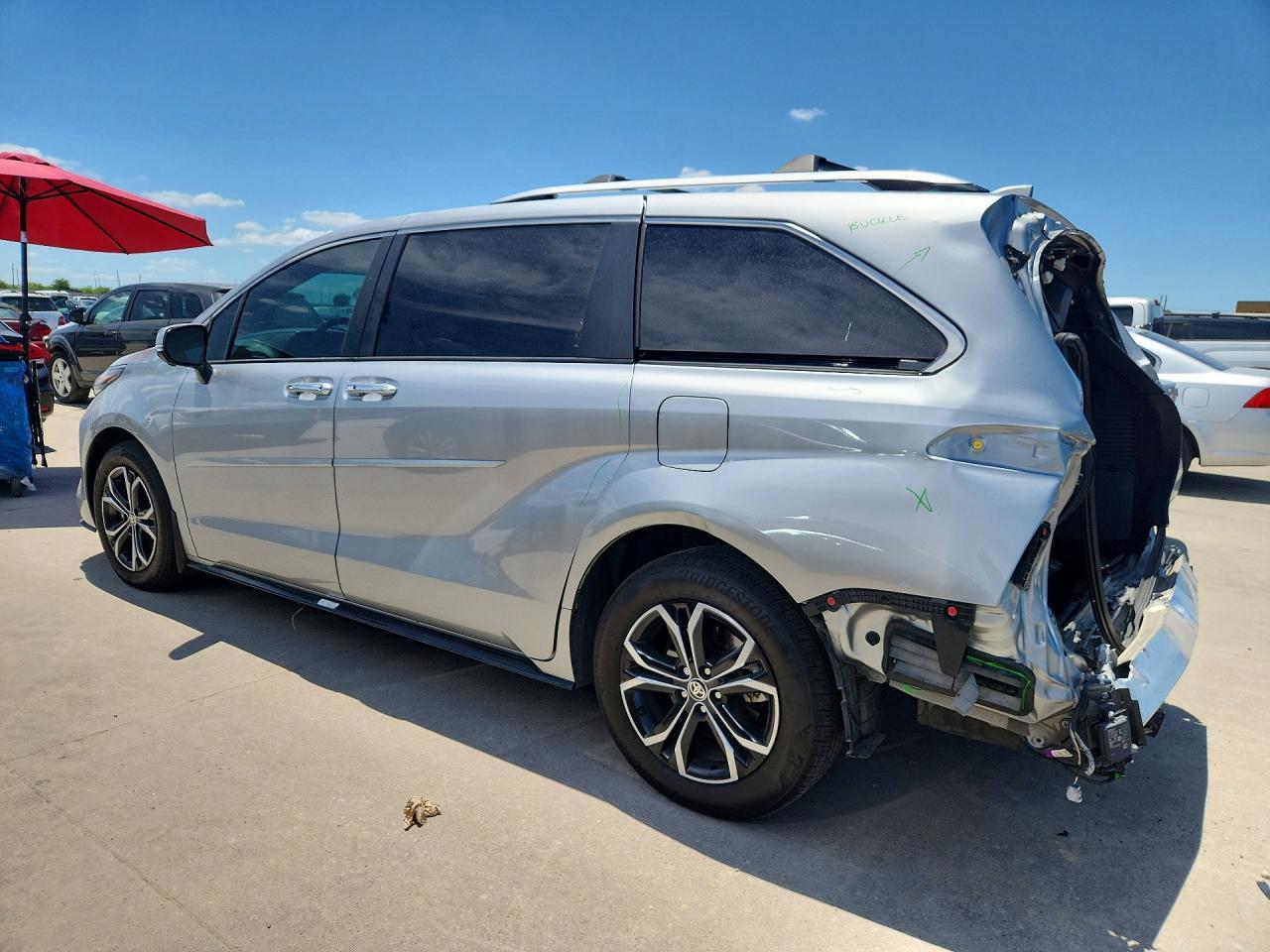 2025 Toyota Sienna Platinum 7-Passenger - Фото 2