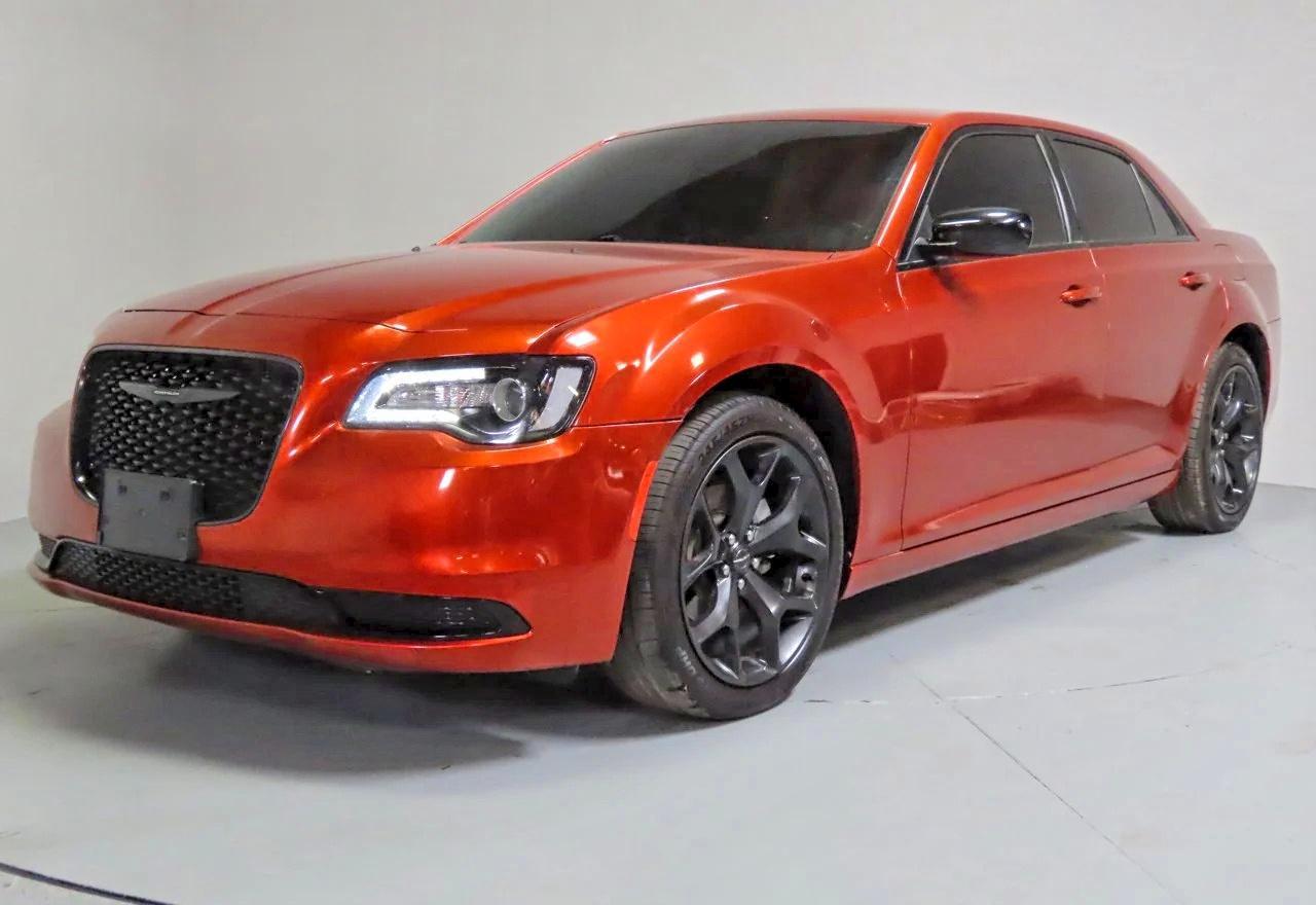2021 Chrysler 300 Touring - Фото 2