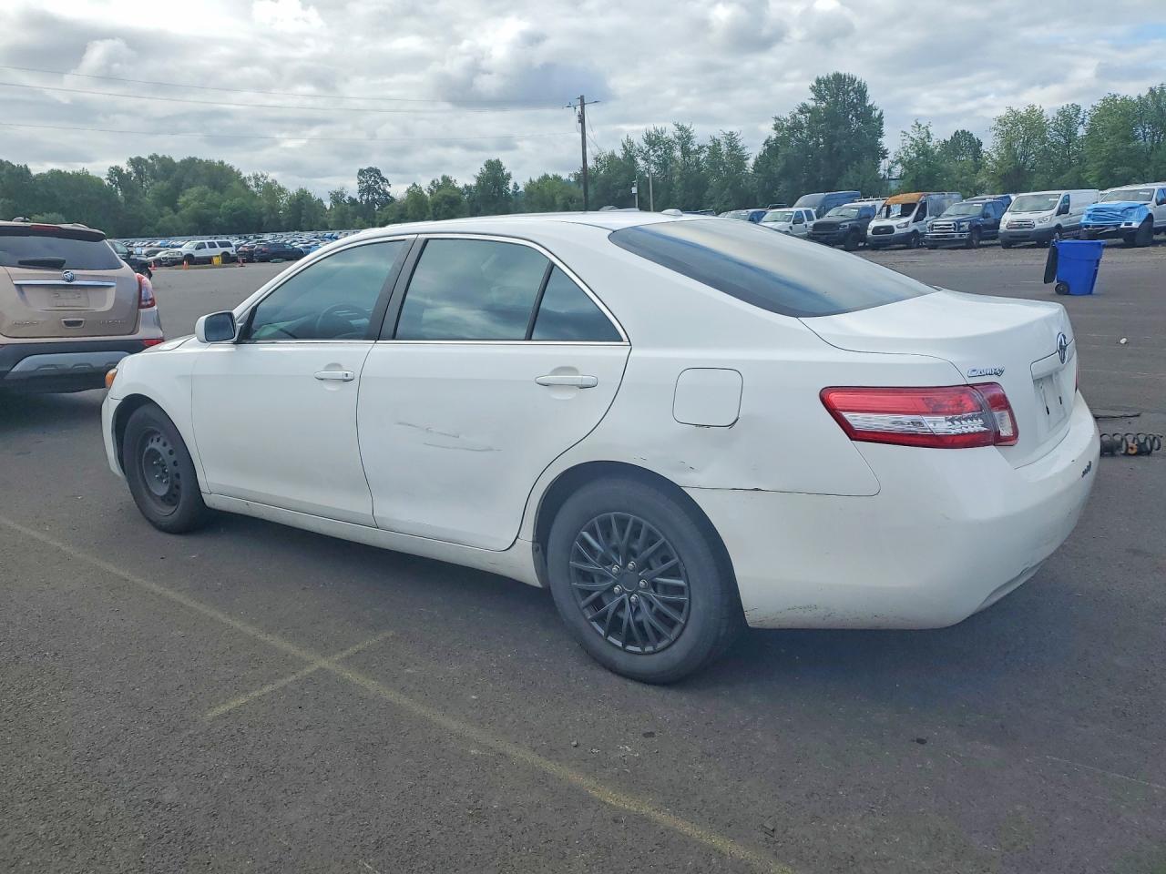 2011 Toyota Camry Le - Фото 2