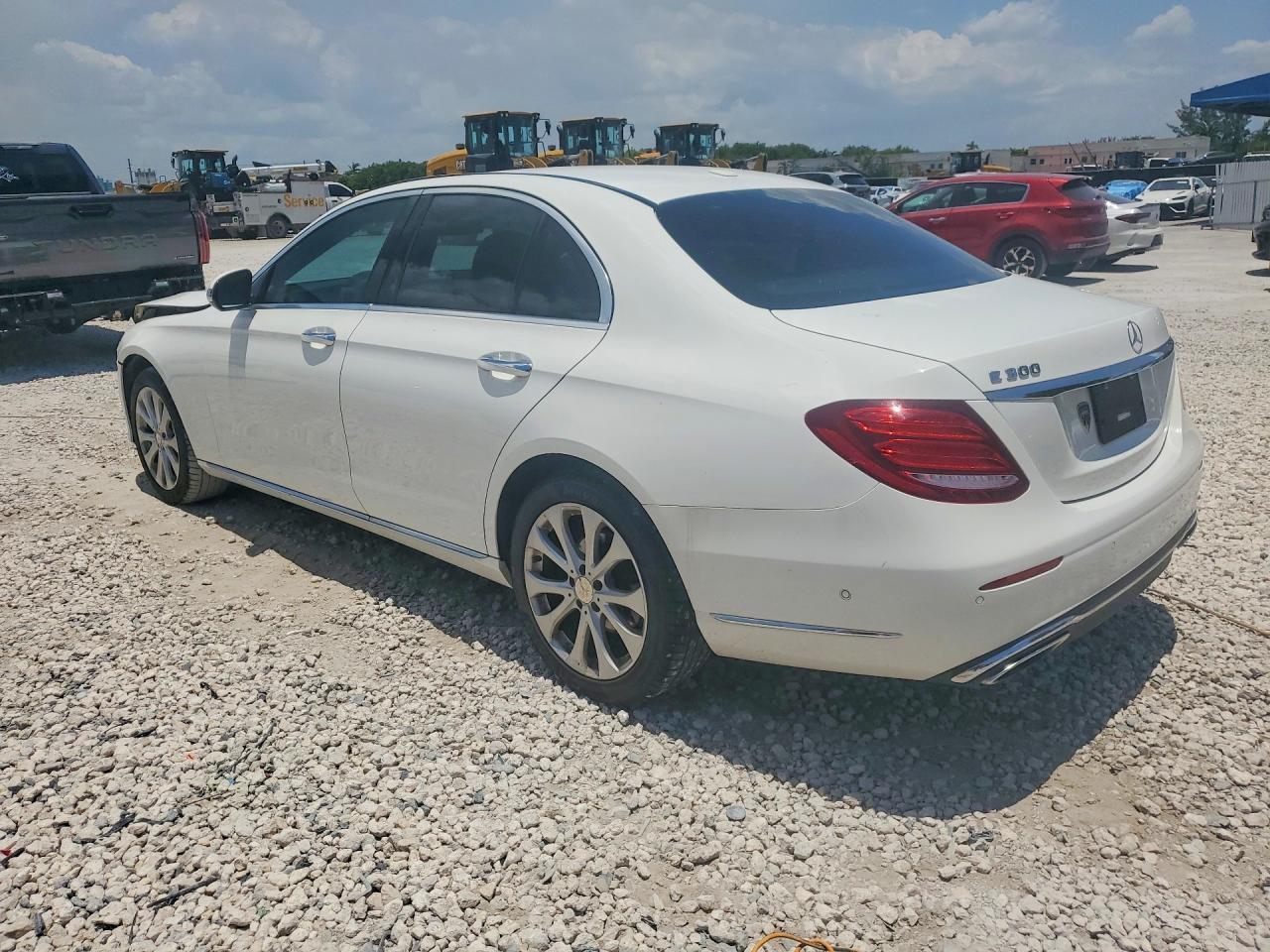2017 Mercedes-Benz E 300 - Фото 2