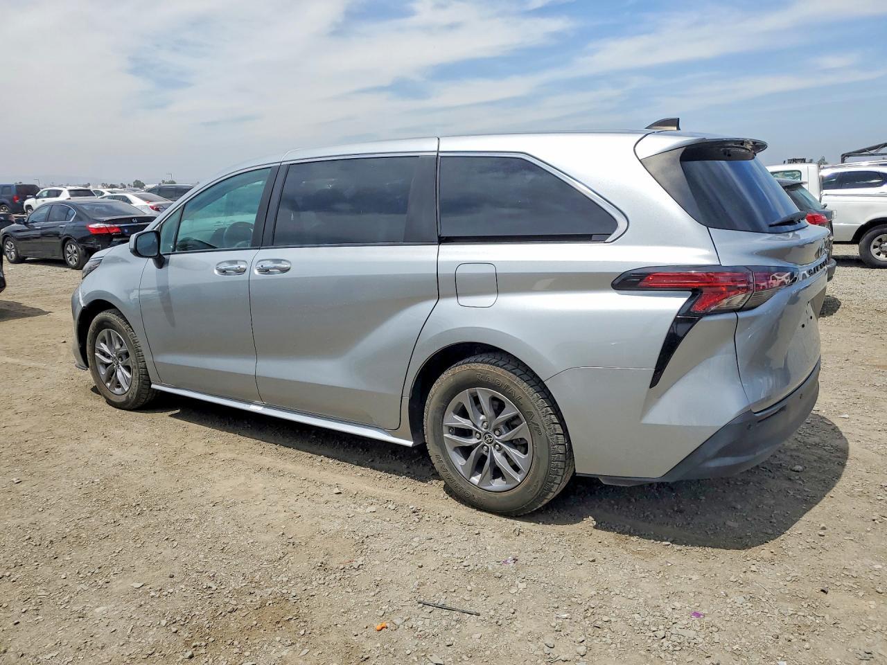 2022 Toyota Sienna Xle - Image 2