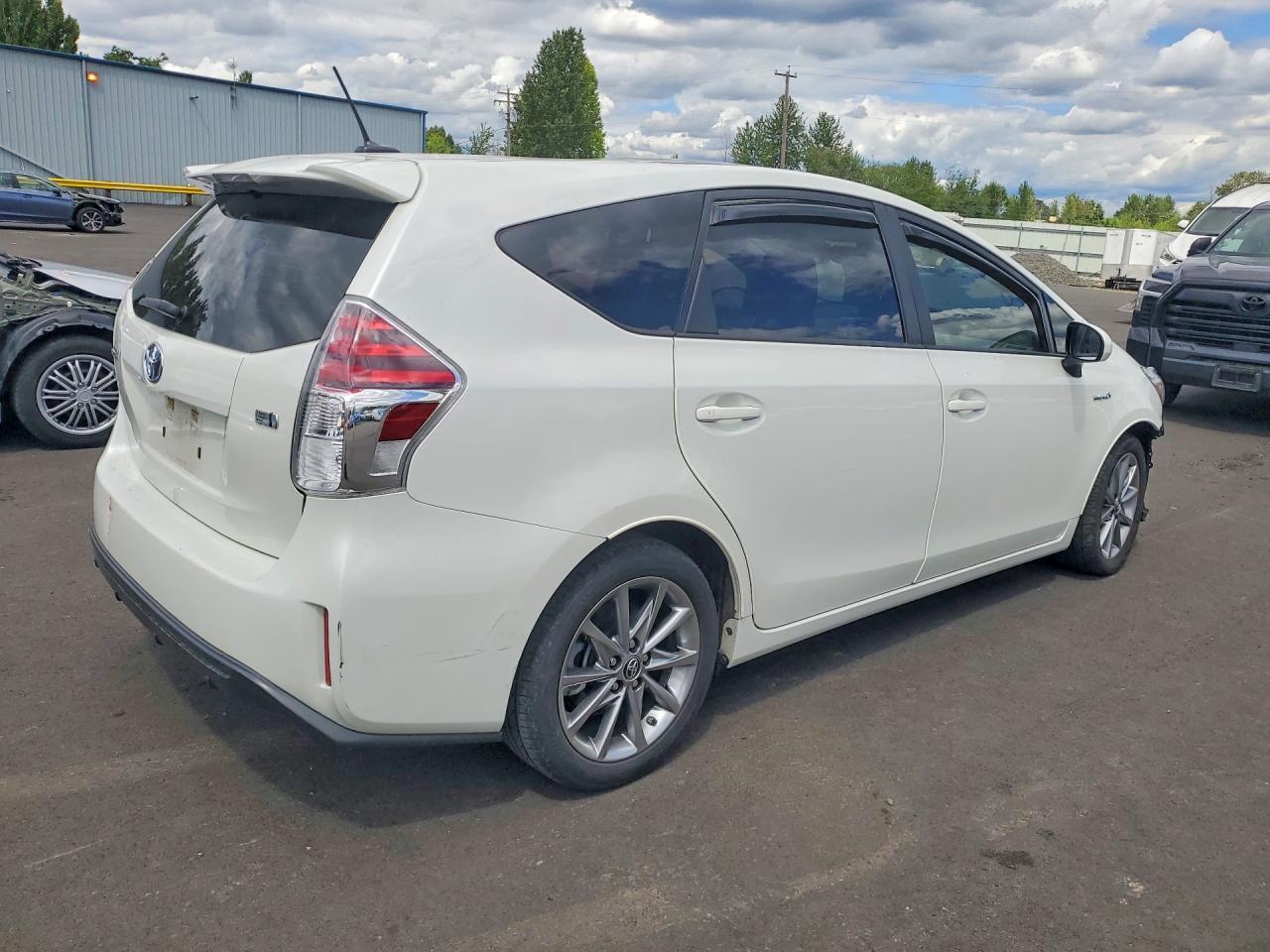 2017 Toyota Prius V Five - Фото 3