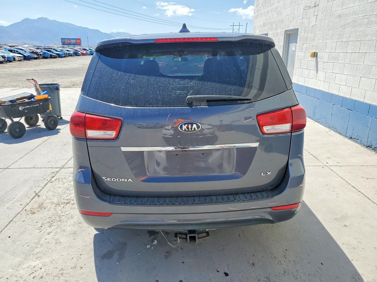 2017 Kia Sedona Lx - Фото 6