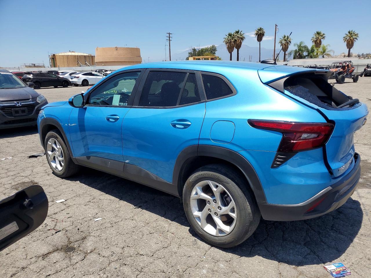 2025 Chevrolet Trax Ls - Фото 2