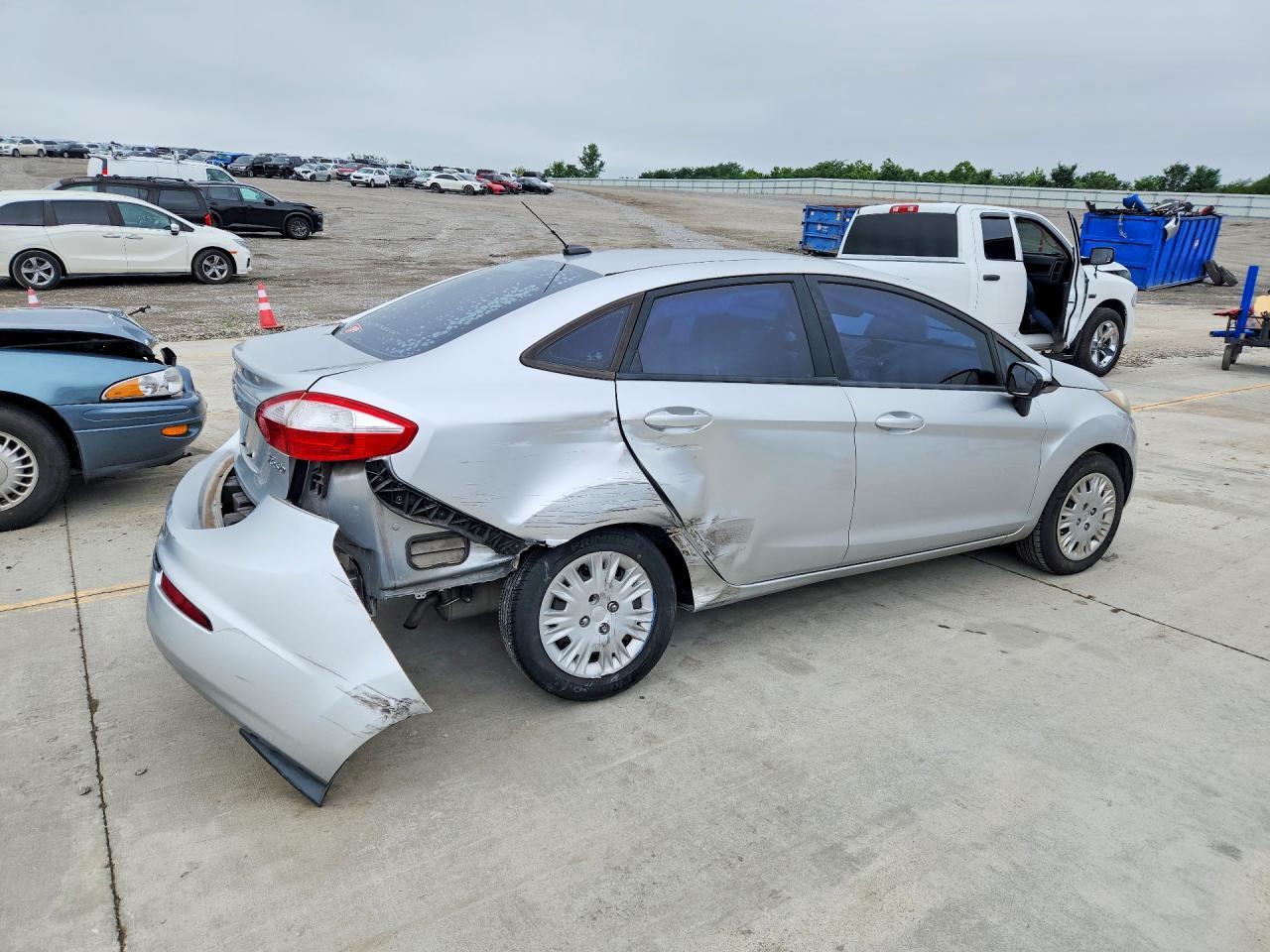 2016 Ford Fiesta S - Фото 3