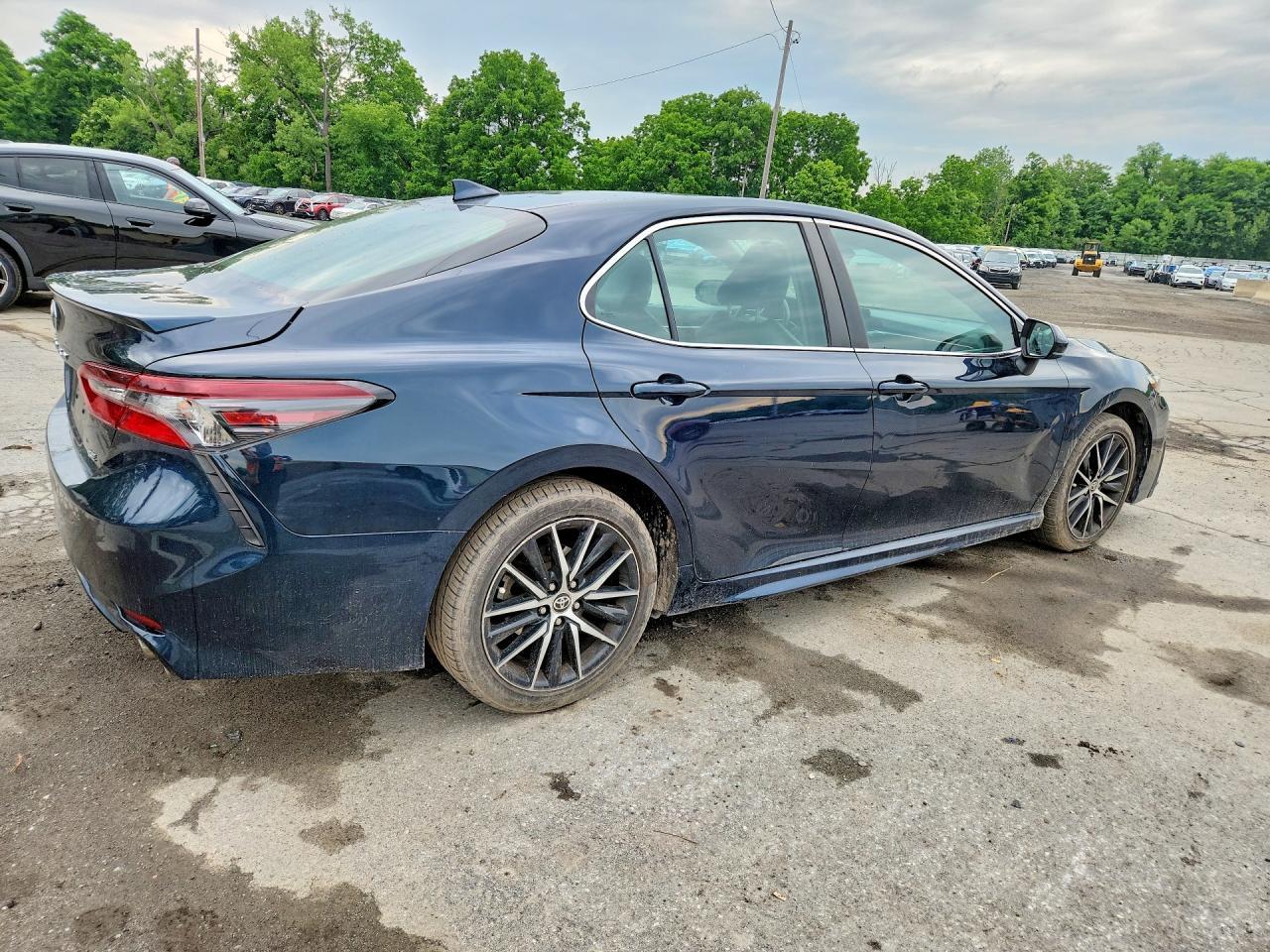 2021 Toyota Camry Se - Фото 3